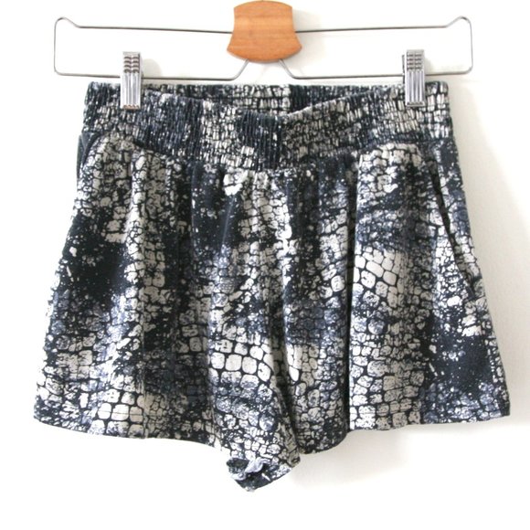 Size S - UK2LA Women's Snake Print Flowy Shorts - Picture 1 of 4